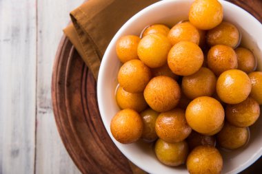 Kemalpaşa tatlısı veya gulaab tatlısı, süt-katı tabanlı tatlı Kaymaklı olduğunu