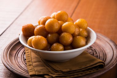 Kemalpaşa tatlısı veya gulaab tatlısı, süt-katı tabanlı tatlı Kaymaklı olduğunu