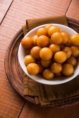 Kemalpaşa tatlısı veya gulaab tatlısı, süt-katı tabanlı tatlı Kaymaklı olduğunu