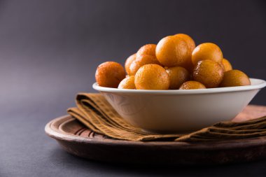 Kemalpaşa tatlısı veya gulaab tatlısı, süt-katı tabanlı tatlı Kaymaklı olduğunu