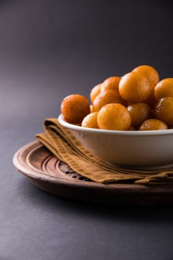 Kemalpaşa tatlısı veya gulaab tatlısı, süt-katı tabanlı tatlı Kaymaklı olduğunu