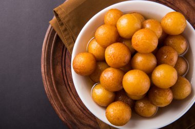 Kemalpaşa tatlısı veya gulaab tatlısı, süt-katı tabanlı tatlı Kaymaklı olduğunu