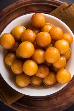 Kemalpaşa tatlısı veya gulaab tatlısı, süt-katı tabanlı tatlı Kaymaklı olduğunu