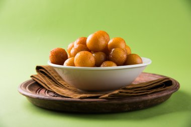 Kemalpaşa tatlısı veya gulaab tatlısı, süt-katı tabanlı tatlı Kaymaklı olduğunu