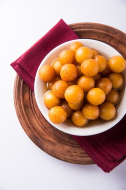 Kemalpaşa tatlısı veya gulaab tatlısı, süt-katı tabanlı tatlı Kaymaklı olduğunu