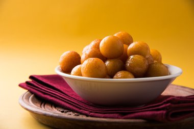 Kemalpaşa tatlısı veya gulaab tatlısı, süt-katı tabanlı tatlı Kaymaklı olduğunu