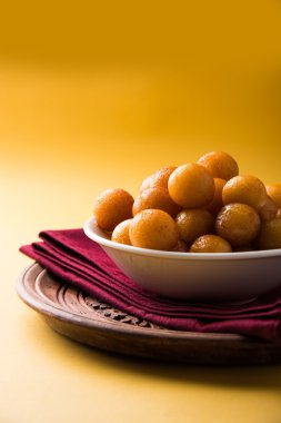 Kemalpaşa tatlısı veya gulaab tatlısı, süt-katı tabanlı tatlı Kaymaklı olduğunu