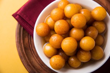 Kemalpaşa tatlısı veya gulaab tatlısı, süt-katı tabanlı tatlı Kaymaklı olduğunu