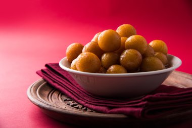 Kemalpaşa tatlısı veya gulaab tatlısı, süt-katı tabanlı tatlı Kaymaklı olduğunu