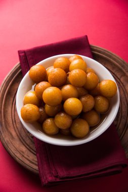 Kemalpaşa tatlısı veya gulaab tatlısı, süt-katı tabanlı tatlı Kaymaklı olduğunu