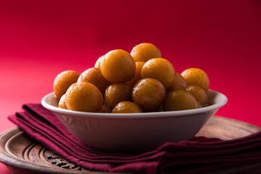 Kemalpaşa tatlısı veya gulaab tatlısı, süt-katı tabanlı tatlı Kaymaklı olduğunu