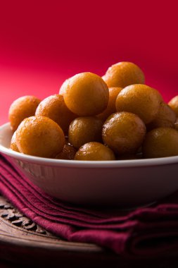 Kemalpaşa tatlısı veya gulaab tatlısı, süt-katı tabanlı tatlı Kaymaklı olduğunu