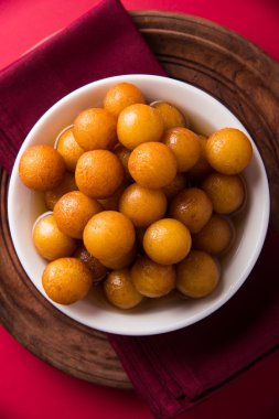 Kemalpaşa tatlısı veya gulaab tatlısı, süt-katı tabanlı tatlı Kaymaklı olduğunu