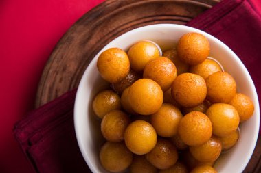 Kemalpaşa tatlısı veya gulaab tatlısı, süt-katı tabanlı tatlı Kaymaklı olduğunu