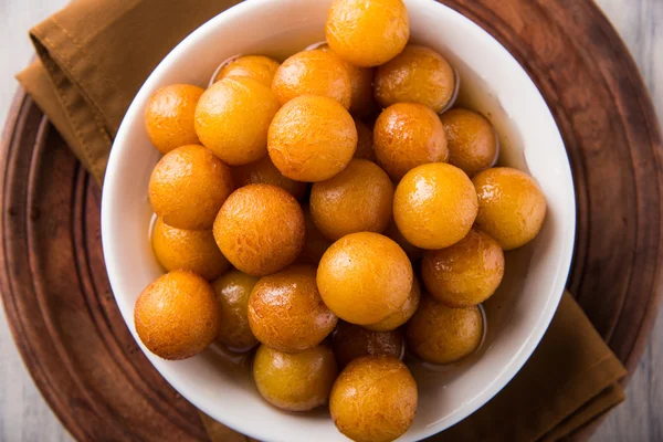 Gulab jamun, o gulaab jamun, es un mithai dulce a base de sólidos lácteos — Foto de Stock