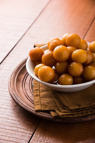 Gulab jamun, o gulaab jamun, es un mithai dulce a base de sólidos lácteos — Foto de Stock