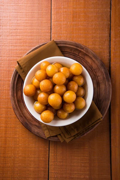 Gulab jamun, o gulaab jamun, es un mithai dulce a base de sólidos lácteos — Foto de Stock