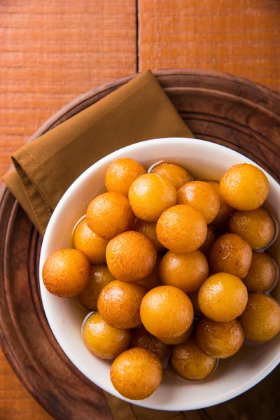 Gulab jamun, o gulaab jamun, es un mithai dulce a base de sólidos lácteos — Foto de Stock