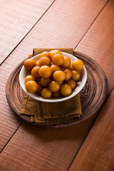 Gulab jamun, eller gulaab jamun, är en heltäckande-mjölkbaserade söt mithai — Stockfoto