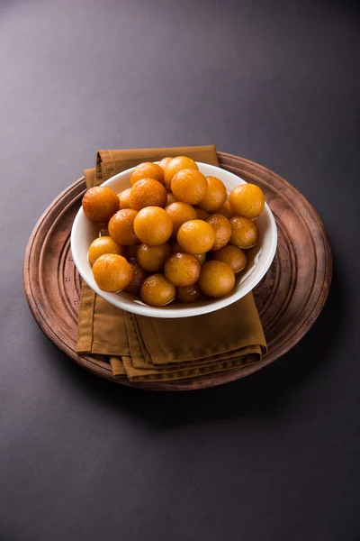 Gulab jamun, o gulaab jamun, es un mithai dulce a base de sólidos lácteos — Foto de Stock