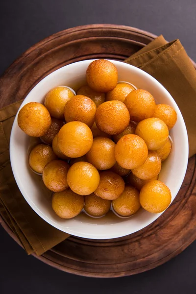 Gulab jamun, o gulaab jamun, es un mithai dulce a base de sólidos lácteos — Foto de Stock