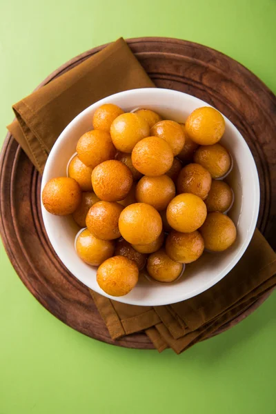 Gulab jamun, o gulaab jamun, es un mithai dulce a base de sólidos lácteos — Foto de Stock