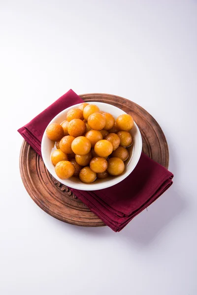 Gulab jamun, o gulaab jamun, es un mithai dulce a base de sólidos lácteos — Foto de Stock