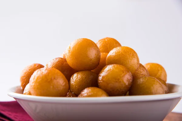 Gulab jamun, o gulaab jamun, es un mithai dulce a base de sólidos lácteos —  Fotos de Stock