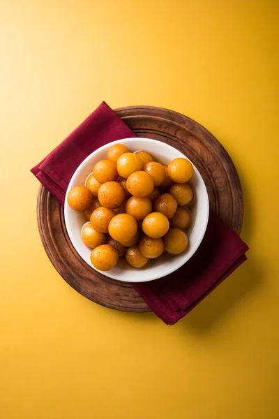 Gulab jamun, oder gulaab jamun, ist ein süßes Mitthai auf Milchbasis — Stockfoto