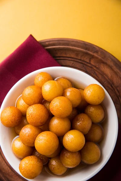 Gulab jamun, o gulaab jamun, es un mithai dulce a base de sólidos lácteos — Foto de Stock