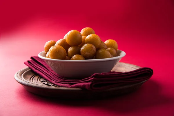 Gulab jamun, o gulaab jamun, es un mithai dulce a base de sólidos lácteos — Foto de Stock