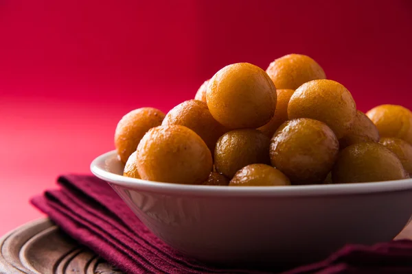 Gulab jamun, o gulaab jamun, es un mithai dulce a base de sólidos lácteos — Foto de Stock