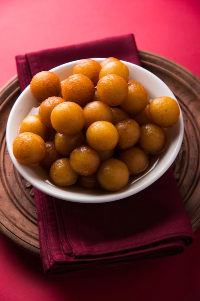 Gulab jamun, o gulaab jamun, es un mithai dulce a base de sólidos lácteos — Foto de Stock