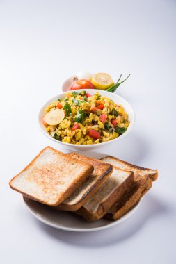 Masala Anda Bhurji yumurta bhurji veya baharatlı yumurta ekmek dilimleri veya pav veya paav ve salata, lezzetli anda bhurji paav