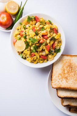 Masala Anda Bhurji yumurta bhurji veya baharatlı yumurta ekmek dilimleri veya pav veya paav ve salata, lezzetli anda bhurji paav