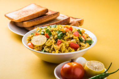 Masala Anda Bhurji yumurta bhurji veya baharatlı yumurta ekmek dilimleri veya pav veya paav ve salata, lezzetli anda bhurji paav