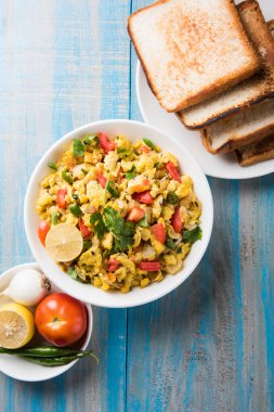 Masala Anda Bhurji yumurta bhurji veya baharatlı yumurta ekmek dilimleri veya pav veya paav ve salata, lezzetli anda bhurji paav