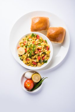 Masala Anda Bhurji yumurta bhurji veya baharatlı ekmek veya pav veya paav dilimleri ve salata, anda bhurji paav ile çırpılmış yumurta
