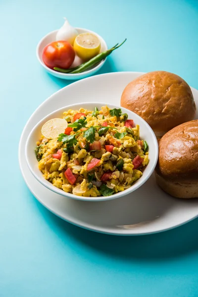 Masala Anda Bhurji de huevo bhurji o huevos revueltos picantes con pan o pav o rebanadas de paav y ensalada, anda bhurji paav — Foto de Stock