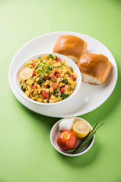 Masala Anda Bhurji de huevo bhurji o huevos revueltos picantes con pan o pav o rebanadas de paav y ensalada, anda bhurji paav — Foto de Stock