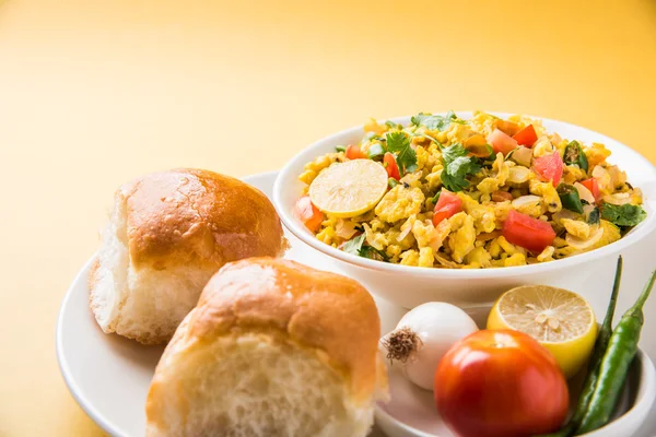 Masala Anda Bhurji de huevo bhurji o huevos revueltos picantes con pan o pav o rebanadas de paav y ensalada, anda bhurji paav — Foto de Stock