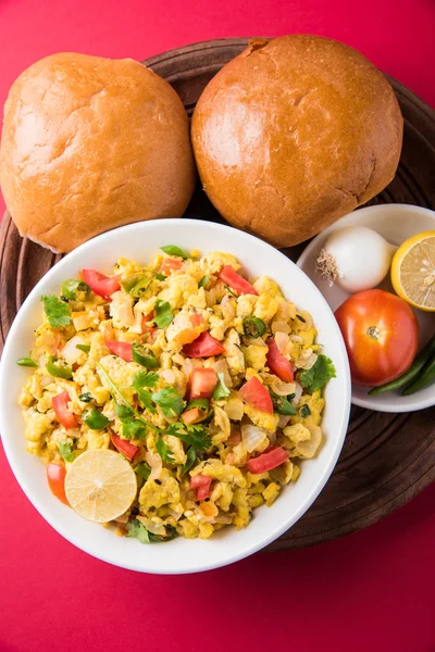 Masala Anda Bhurji of egg bhurji or Spicy scrambled eggs with bread or pav or paav slices and salade, anda bhurji paav — Stock Photo, Image