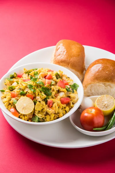 Masala Anda Bhurji de huevo bhurji o huevos revueltos picantes con pan o pav o rebanadas de paav y ensalada, anda bhurji paav — Foto de Stock