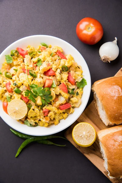 Masala Anda Bhurji de huevo bhurji o huevos revueltos picantes con pan o pav o rebanadas de paav y ensalada, anda bhurji paav — Foto de Stock