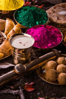 Holi festival gıda ile renkler, Hint festival holi, samosa, kachori, laddu, gujiya, palash çiçek, thandai, farsan, puran poli veya roti, renkleri Hindistan festival holi denilen