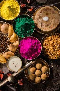 Holi festival gıda ile renkler, Hint festival holi, samosa, kachori, laddu, gujiya, palash çiçek, thandai, farsan, puran poli veya roti, renkleri Hindistan festival holi denilen