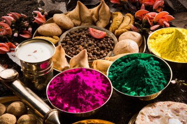 Holi festival gıda ile renkler, Hint festival holi, samosa, kachori, laddu, gujiya, palash çiçek, thandai, farsan, puran poli veya roti, renkleri Hindistan festival holi denilen
