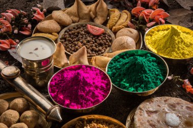 Holi festival gıda ile renkler, Hint festival holi, samosa, kachori, laddu, gujiya, palash çiçek, thandai, farsan, puran poli veya roti, renkleri Hindistan festival holi denilen