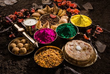 Holi festival gıda ile renkler, Hint festival holi, samosa, kachori, laddu, gujiya, palash çiçek, thandai, farsan, puran poli veya roti, renkleri Hindistan festival holi denilen