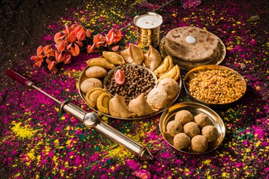 Holi festival gıda ile renkler, Hint festival holi, samosa, kachori, laddu, gujiya, palash çiçek, thandai, farsan, puran poli veya roti, renkleri Hindistan festival holi denilen
